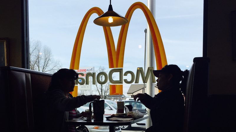 Illustration for article titled “Necesito que desnudes a una empleada”: cómo decenas de gerentes en McDonalds fueron engañados con una broma macabra